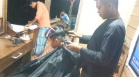 Pelanggan Pangkas Rambut Turungan Sinjai Barat Meningkat di Akhir Ramadhan