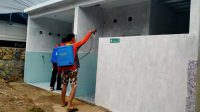 Tim Relawan Covid-19 di Desa Samaturue Semprotkan Disinfektan ke Seluruh Masjid