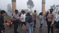 Tempat Wisata Dibuka, Polsek Sinjai Borong Bagikan Masker