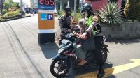Bingung di Depan Mall, Nenek Muryati Ditolong Anggota Polsek Mertoyudan