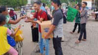 HMI Cabang Pamekasan Komisariat Tarbiyah IAIN Madura Berbagi Takjil dan Buka Bersama