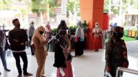 Bersama Anggota Polres Magelang, Babinsa Koramil 01/Magelang Tengah Kawal Vaksinasi Massal