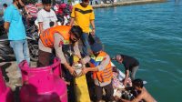 SAR Brimob Bone Evakuasi Kapal Terbakar di Pelabuhan Bajoe