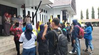 Soroti Studi Banding Kades, PMII Sinjai Bakar Ban Bekas Depan Kantor DPRD