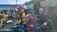 Sambut Hari Bhayangkara 75, Kapolres Sinjai Bersepeda Sambil Bakti Sosial ke Warga
