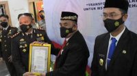 Hut Bhayangkara 75, Ketua DPRD Sinjai Terima Penghargaan