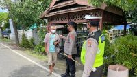 Warga Banyak Bandel, Kapolres Sinjai Turun Langsung Pakaikan Masker