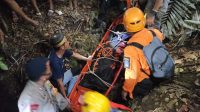 Tim SAR Brimob Yon C Evakuasi Korban Kecelakaan di Palakka Bone