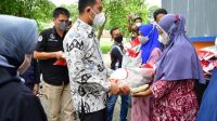 Bupati Sinjai Bagikan Bantuan Beras PPKM ke Warga Kurang Mampu