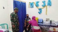 Anggota Koramil Srumbung Dampingi Vaksinasi Para Guru