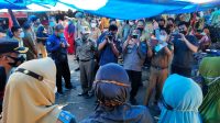 Tidak Mau Sia-Siakan Momen, Pedagang Rebutan Pose Bersama Wabup Sinjai
