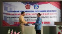 Rektor UMSi Terima SK Dua Program Studi Baru dari LLDikti IX