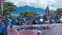 Mahasiswa Untad Demo Kampusnya