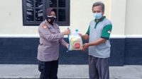 Tukang Ojek dan Petugas Parkir Pasar Sraten Terima Bantuan