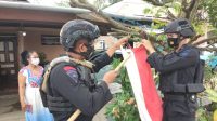 Tanamkan Rasa Cinta Tanah Air, Satbrimob Polda Sulsel Ganti Bendera Usang Milik Warga