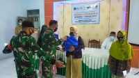 Danramil 16/Srumbung Gandeng Ulama Bagikan Paket Sembako Kepada Warga