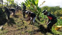 Bersama Bintara Outsus dan Warga, Babinsa Koramil 04/Windusari Bersihkan Jalan Usaha Tani