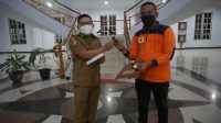 Bupati Banggai Terima 2 Unit Ekskavator dan 1 Speed Boat dari Pemprov Sulteng