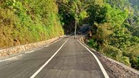 Bikin Gagal Paham, Tiang Listrik di Badan Jalan Selesai Diaspal di Sinjai