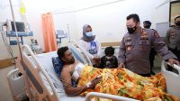 Kapolri Jenguk Anggota Polri Korban Baku Tembak dengan KKB