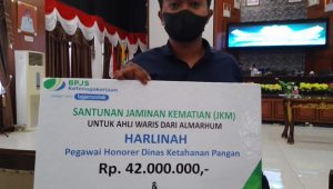 Terima Santunan BPJS Ketenagakerjaan, Warga Sinjai Selatan Ini Bersyukur
