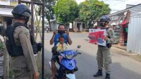 Brimob Bone Gelar Patroli Penerapan Prokes dan Bagikan Masker ke Masyarakat