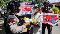 Selain Masker Gratis, Brimob Bone Juga Bagikan Sembako Kepada Masyarakat