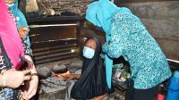 Peduli, Istri Bupati ASA Berikan Bantuan Kepada Penjual Kue Tradisional di Desa Kassi Buleng