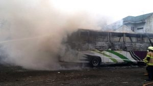Diduga Korsluiting, Bus Terbakar di Dalam Area Garasi PO Maju Makmur