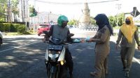 Pol PP di Sinjai Turun Bagi Masker, Positif Covid-19 Tersisa Empat Kasus