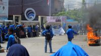 Mahasiswa IAIM Sinjai Bakar Ban Bekas di Tugu Bambu