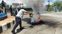Ditinggalkan Peserta Demo, Dua Pemuda di Sinjai Ini Siram Bekas Ban Terbakar Sampai Terluka