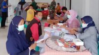 Koramil dan Polsek Salaman Dampingi Vaksinasi Warga