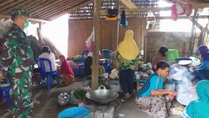 Kelola Dapur Umum, Anggota PKK Desa Ketep Dukung Kelancaran TMMD