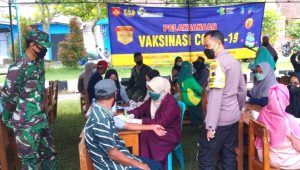 Babinsa dan Bhabinkamtibmas Dampingi Komunitas Gelas Bumbung Gelar Vaksinasi