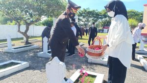 Ziarah di TMP Manggottong, Kapolres Sinjai Mengajak Mengenang Jasa Pahlawan