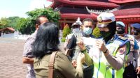 Polda Jateng Bagikan Masker dan Semprot Disinfektan Kawasan Kelenteng Sam Poo Kong