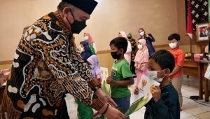 Bupati Purworejo Berikan Santunan Kepada Anak Yatim Piatu Akibat Covid-19