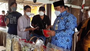 BKK Jateng dan Kadin UMKM Kendal Beri Modal Puluhan UMKM di Kendal