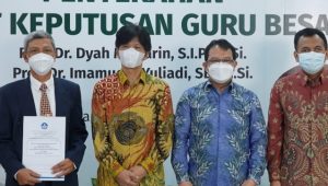 Lagi, UMY Lahiran Dua Guru Besar Bidang Pemerintahan dan Ekonomi