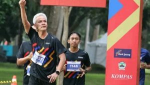 Ganjar Pranowo Capai Garis Finish Pertama Borobudur Marathon
