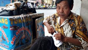 Hampir Setengah Abad Karyono Jual Jasa Sol Sepatu di Pecinan Kota Magelang