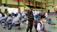 Koramil Dukung Serbuan Vaksin di SMA Negeri 1 Salaman