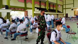 Koramil Dukung Serbuan Vaksin di SMA Negeri 1 Salaman