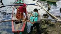Ka Polsubsektor Pulau Siumat Gendong Nenek 75 Tahun ke Lokasi Vaksinasi Covid-19