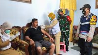 Babinsa Dukun Dampingi Kegiatan Vaksinasi Door to Door