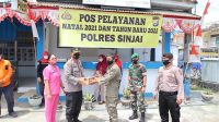 Didampingi Ketua Bhayangkari, Kapolres Sinjai Beri Bingkisan Pos Ops Lilin 2021