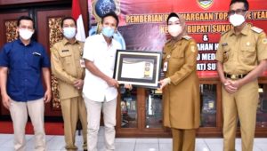 Bupati Sukoharjo Terima Penghargaan Top of The Year 2021 Kategori Good Leadership
