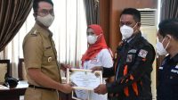 Mitra Pengerak Vaksinasi, Pemuda Pancasila Sinjai Terima Penghargaan Bupati