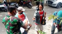 Babinsa Bersama Linmas Bagikan Masker Kepada Warga dan Pedagang